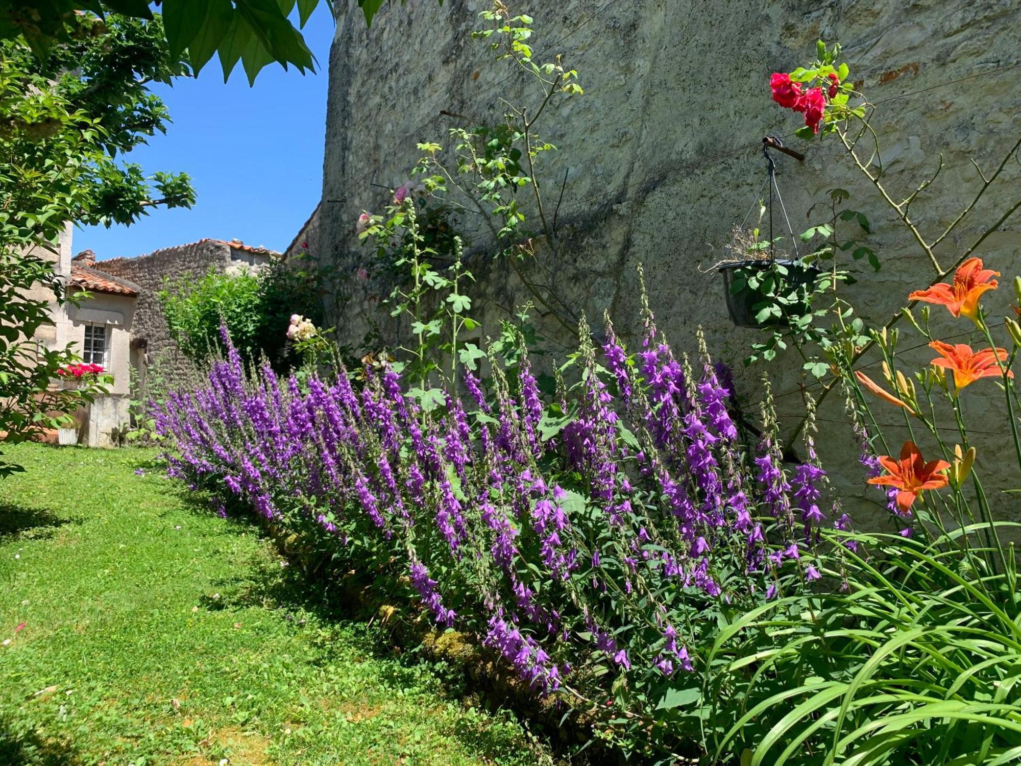 The Cool Lounge A Coulonges - Charente Bed & Breakfast Luaran gambar