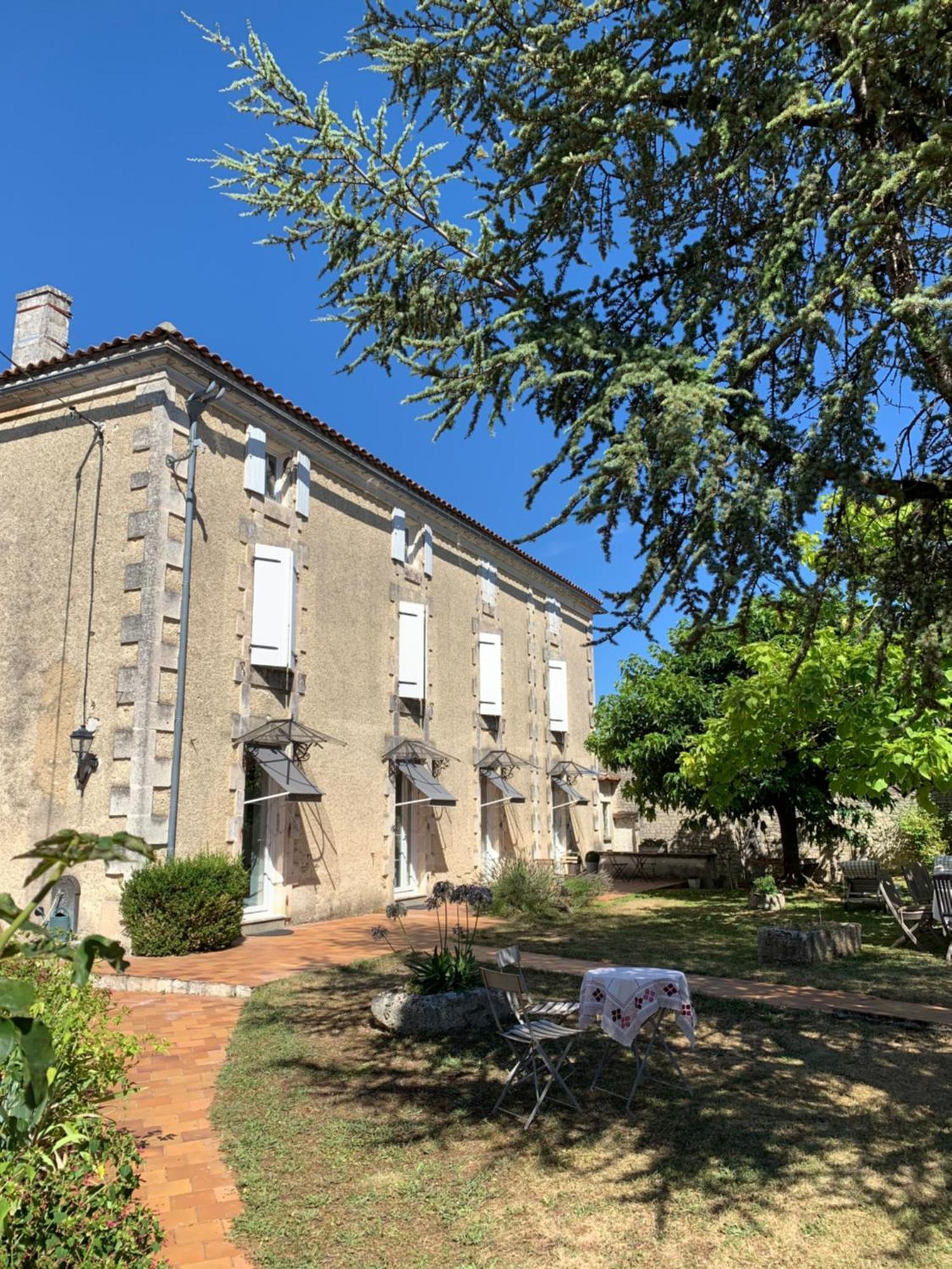The Cool Lounge A Coulonges - Charente Bed & Breakfast Luaran gambar